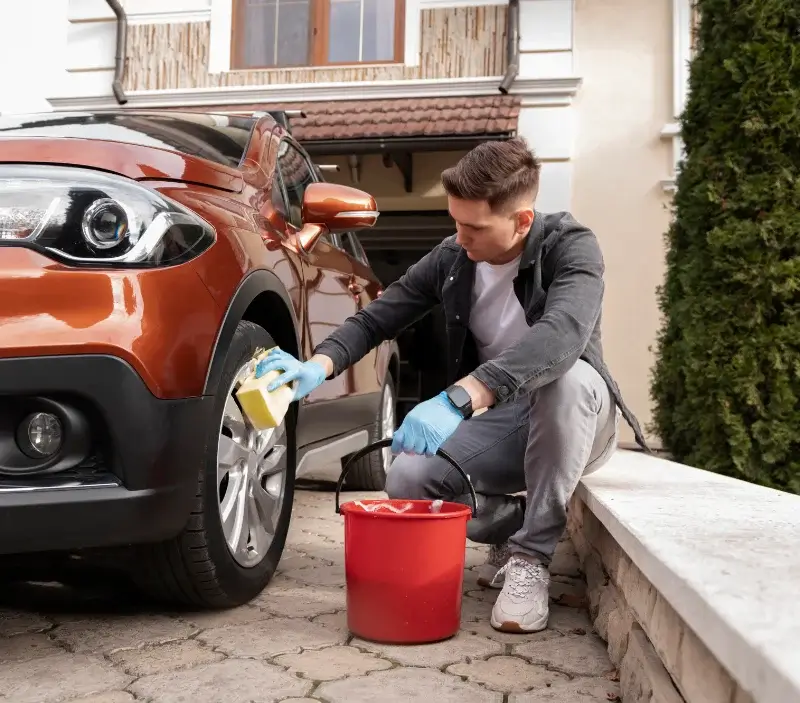 Lavage auto à domicile Guillaumes : professionnel intervenant sur un véhicule